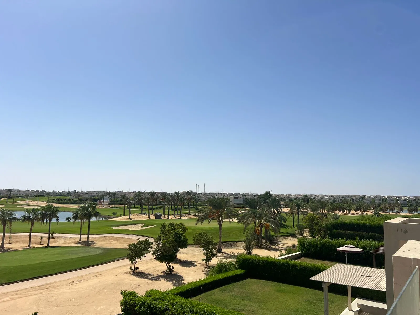 شاليه للبيع في هاسيندا باي في سيدي عبد الرحمن بمساحة 278 م² تتكون من 4 غرف