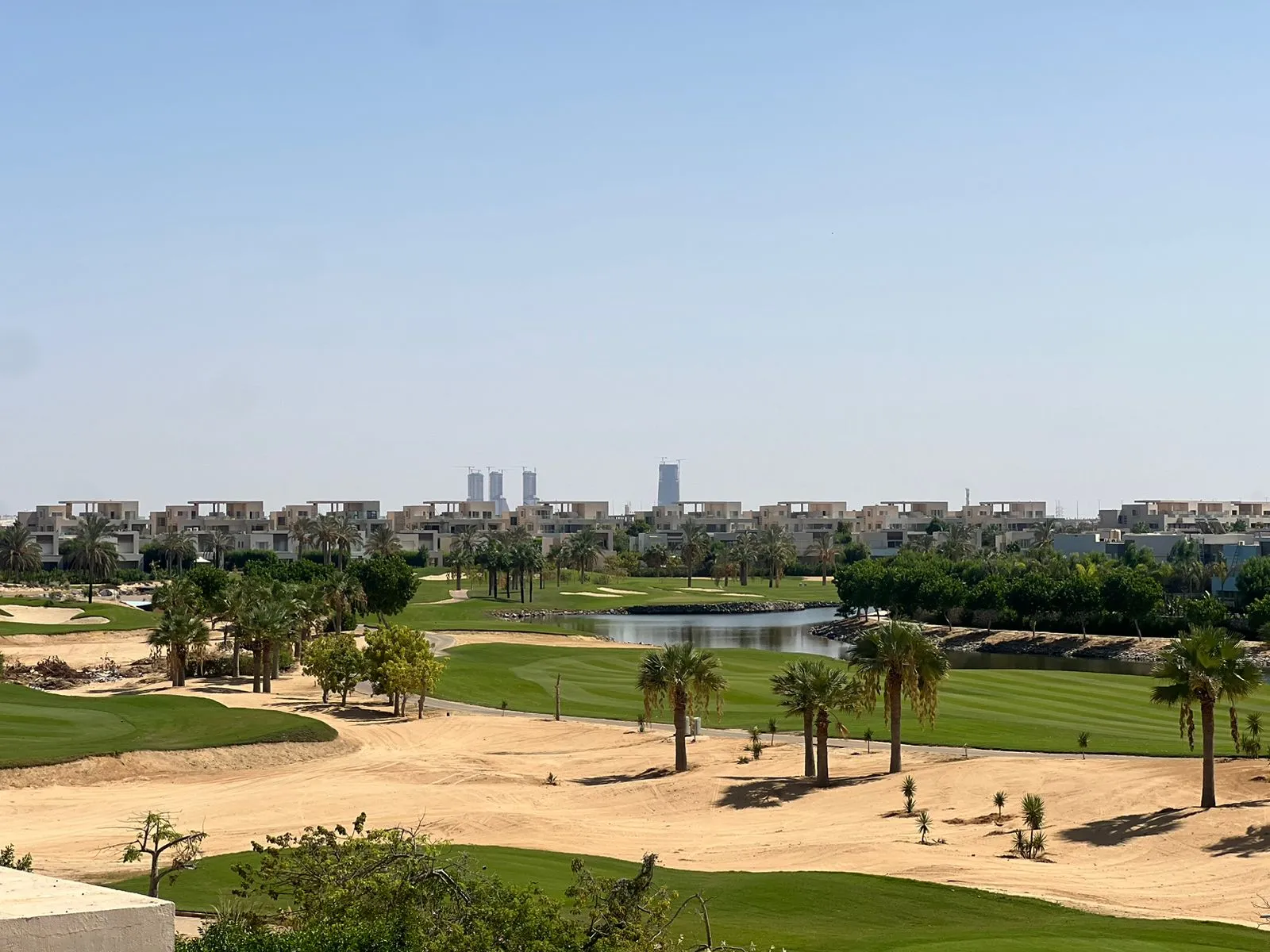 شاليه للبيع في هاسيندا باي في سيدي عبد الرحمن بمساحة 278 م² تتكون من 4 غرف