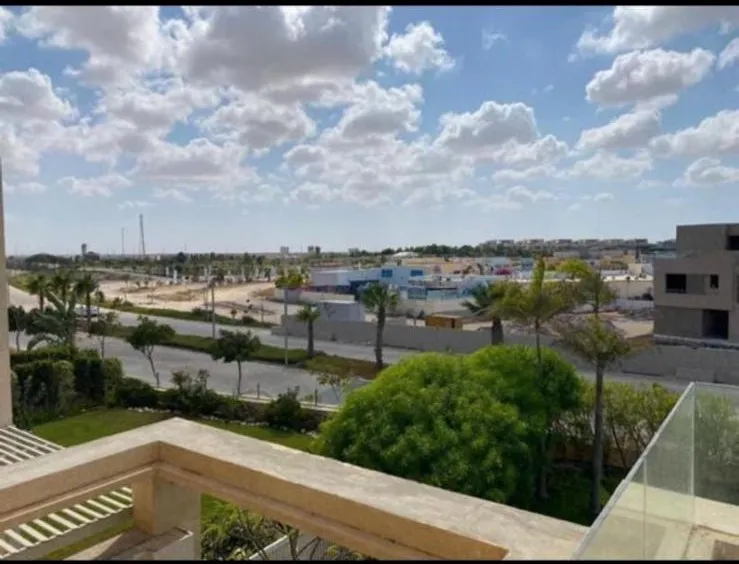شاليه للبيع في هاسيندا باي في سيدي عبد الرحمن بمساحة 225 م² تتكون من 4 غرف
