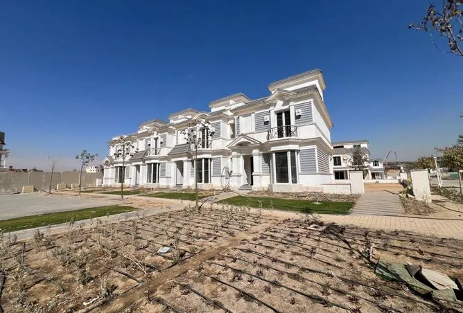 Townhouse for sale in Mountain View October Park in 6th of October City of 231 m² with 4 bedrooms