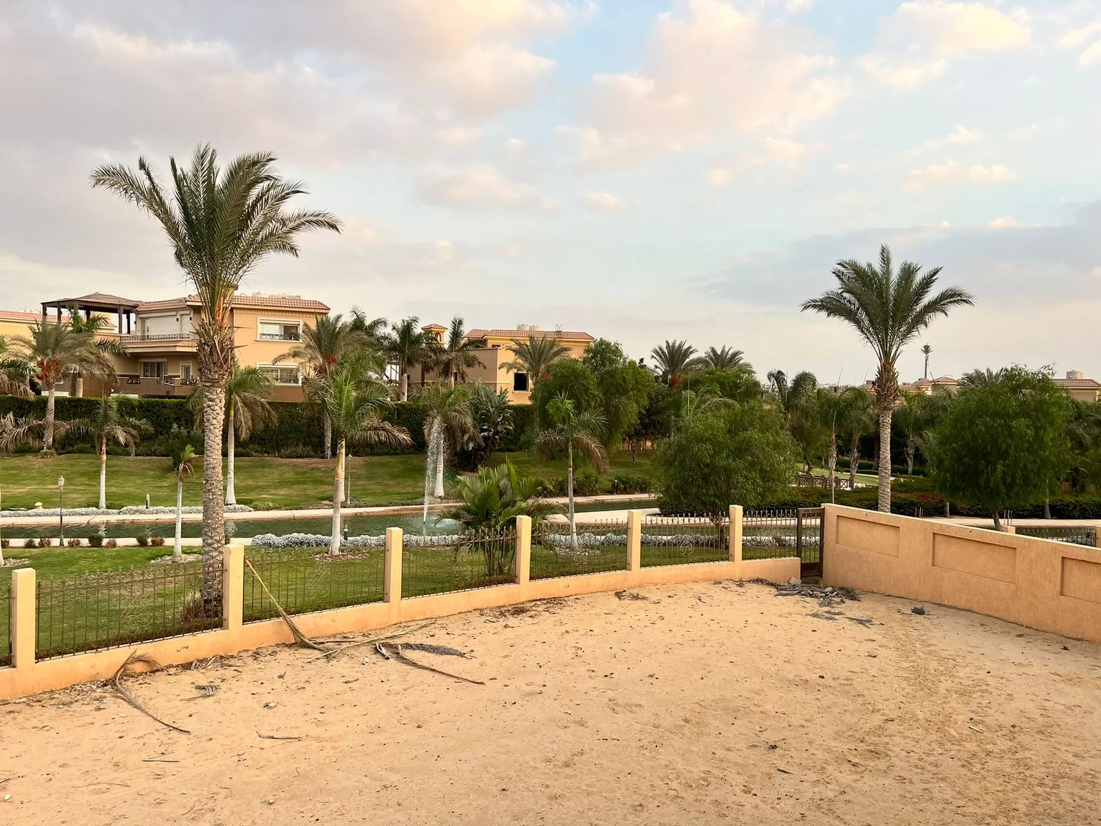 فيلا للبيع في ليه روا القاهره الجديده في القاهرة الجديدة بمساحة 900 م² تتكون من 6 غرف