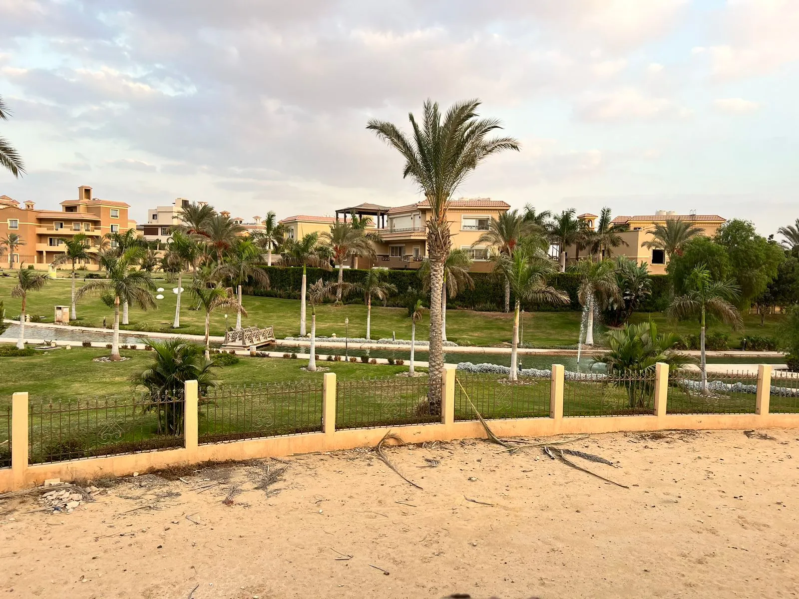 فيلا للبيع في ليه روا القاهره الجديده في القاهرة الجديدة بمساحة 900 م² تتكون من 6 غرف