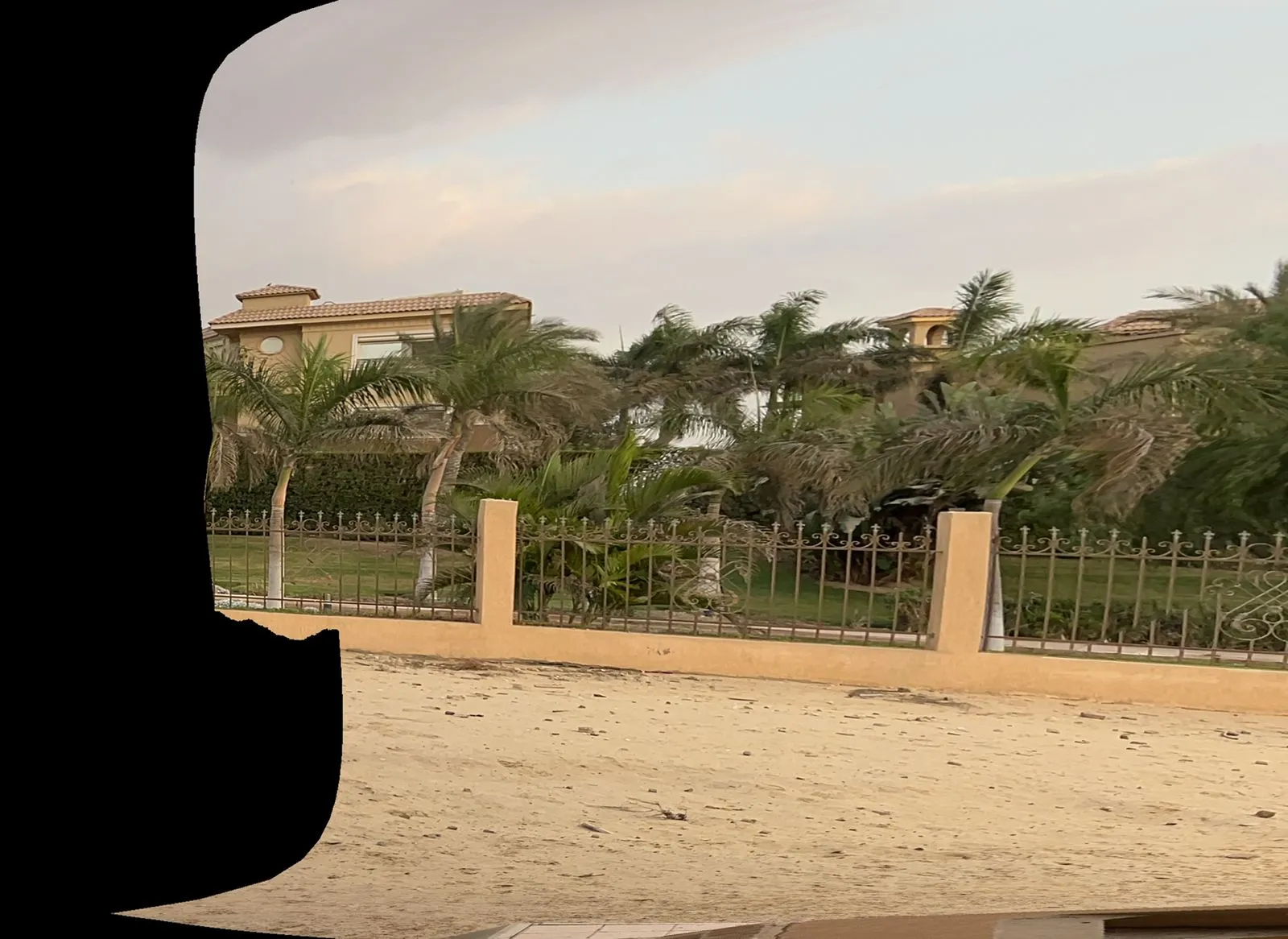 فيلا للبيع في ليه روا القاهره الجديده في القاهرة الجديدة بمساحة 900 م² تتكون من 6 غرف