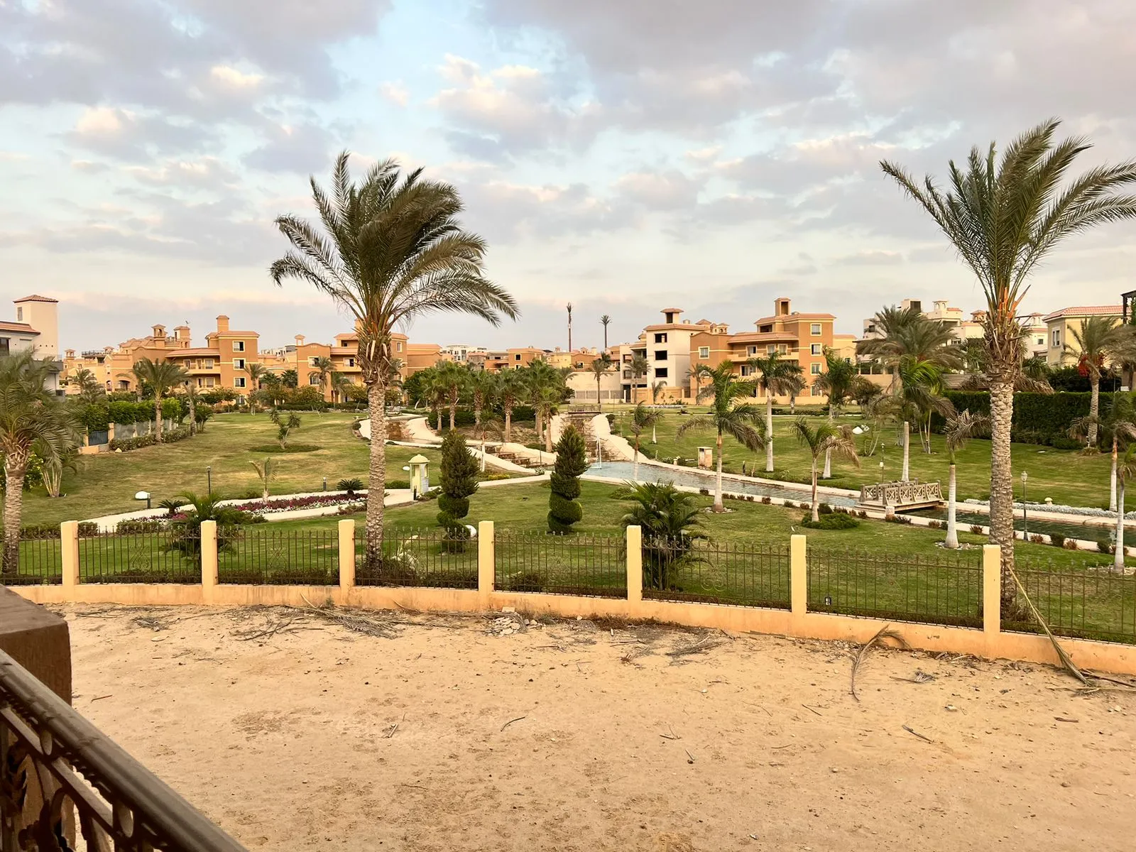 فيلا للبيع في ليه روا القاهره الجديده في القاهرة الجديدة بمساحة 900 م² تتكون من 6 غرف