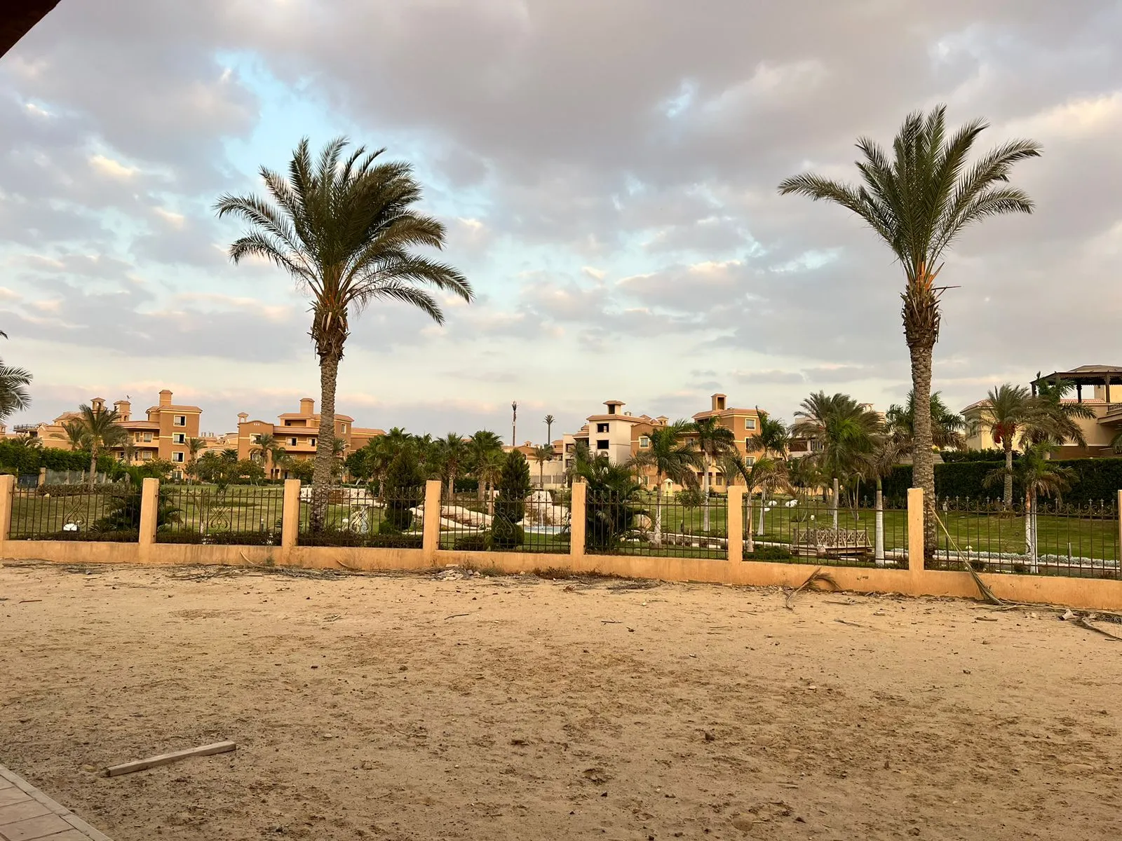 فيلا للبيع في ليه روا القاهره الجديده في القاهرة الجديدة بمساحة 900 م² تتكون من 6 غرف