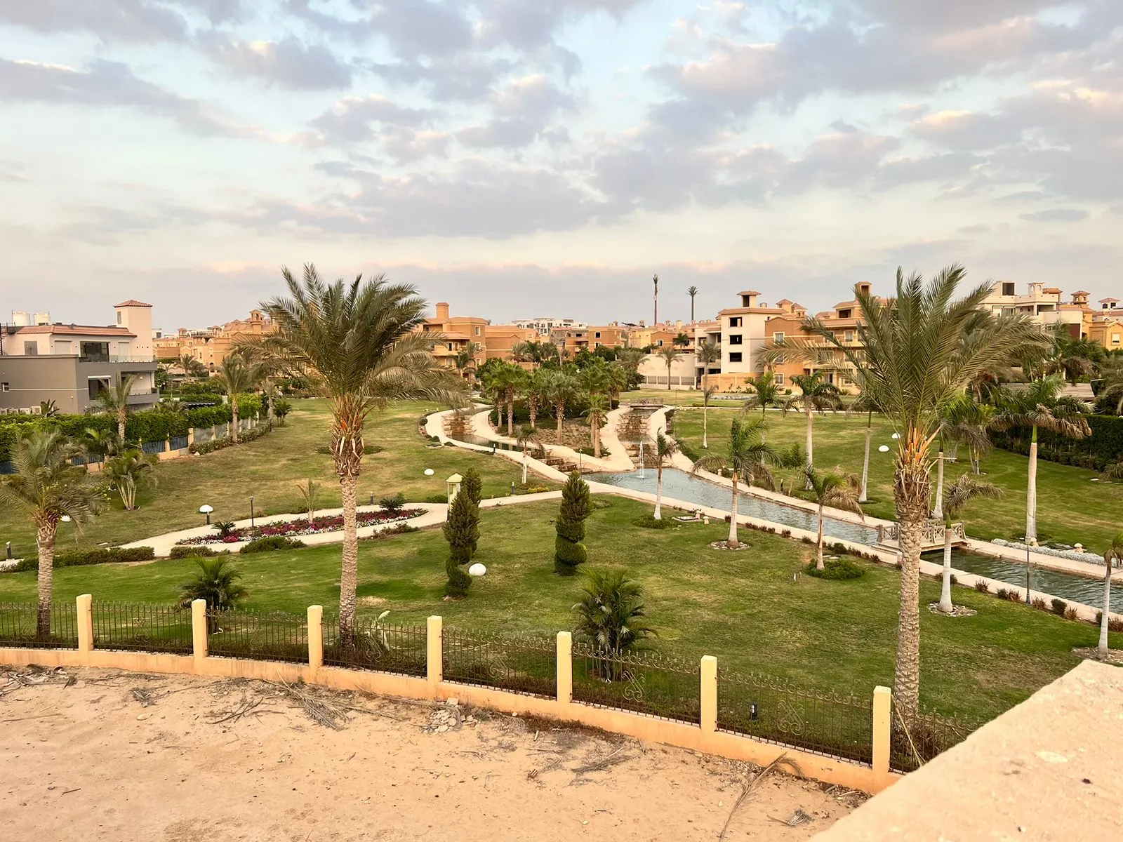 فيلا للبيع في ليه روا القاهره الجديده في القاهرة الجديدة بمساحة 900 م² تتكون من 6 غرف