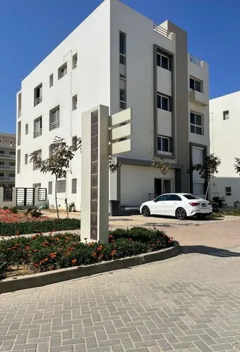 Duplex for sale in Hyde Park in New Cairo of 234 m² with 4 bedrooms