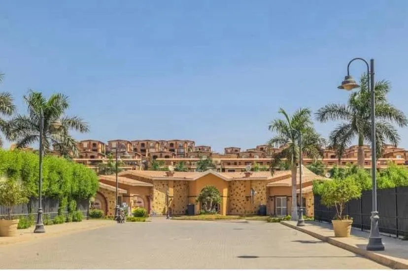 Villa for sale in Pyramids Walk in 6th of October City of 730 m² with 7 bedrooms