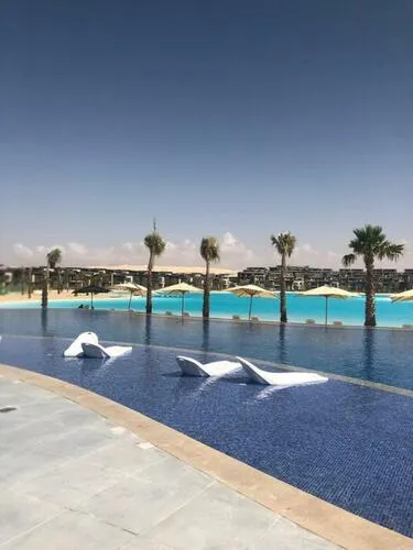 شاليه للبيع في سوان ليك الساحل الشمالي في رأس الحكمة بمساحة 170 م² تتكون من 3 غرف