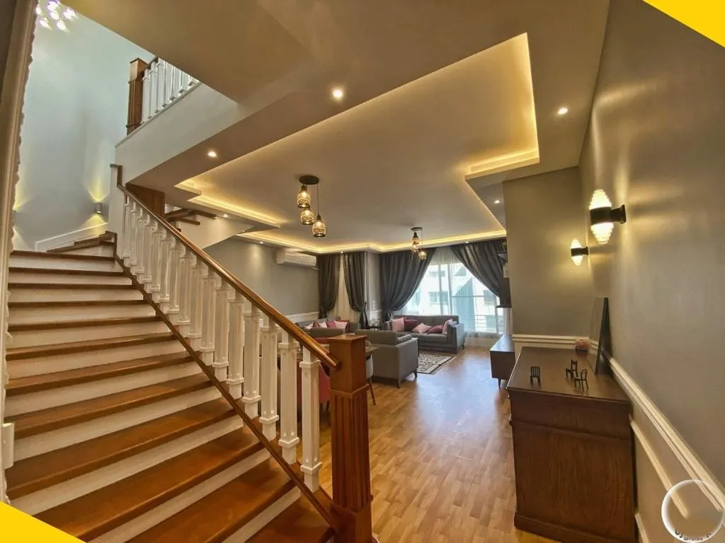 بنتهاوس للبيع في فيلدج جاردن قطامية في القاهرة الجديدة بمساحة 245 م² تتكون من 3 غرف