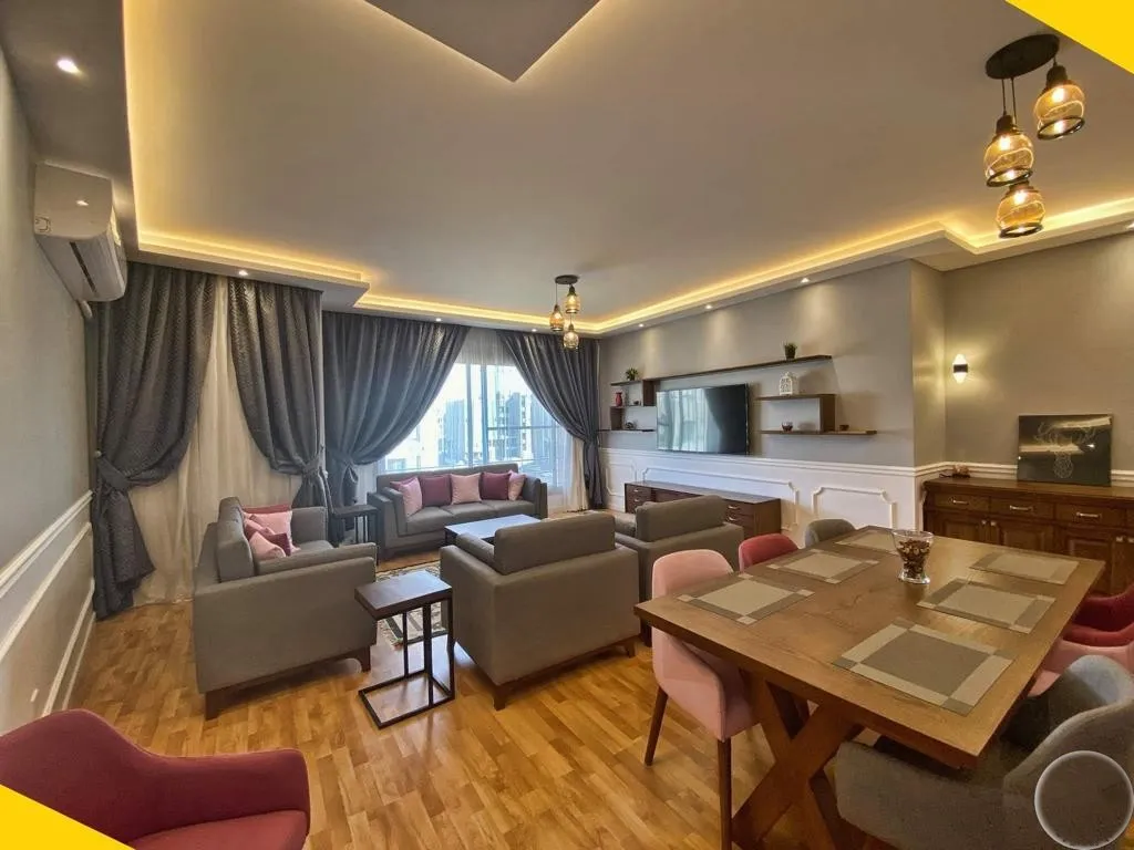 بنتهاوس للبيع في فيلدج جاردن قطامية في القاهرة الجديدة بمساحة 245 م² تتكون من 3 غرف