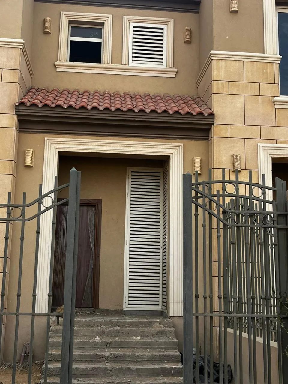 تاون هاوس للبيع في لا فيستا سيتي في العاصمة الإدارية الجديدة بمساحة 230 م² تتكون من 4 غرف