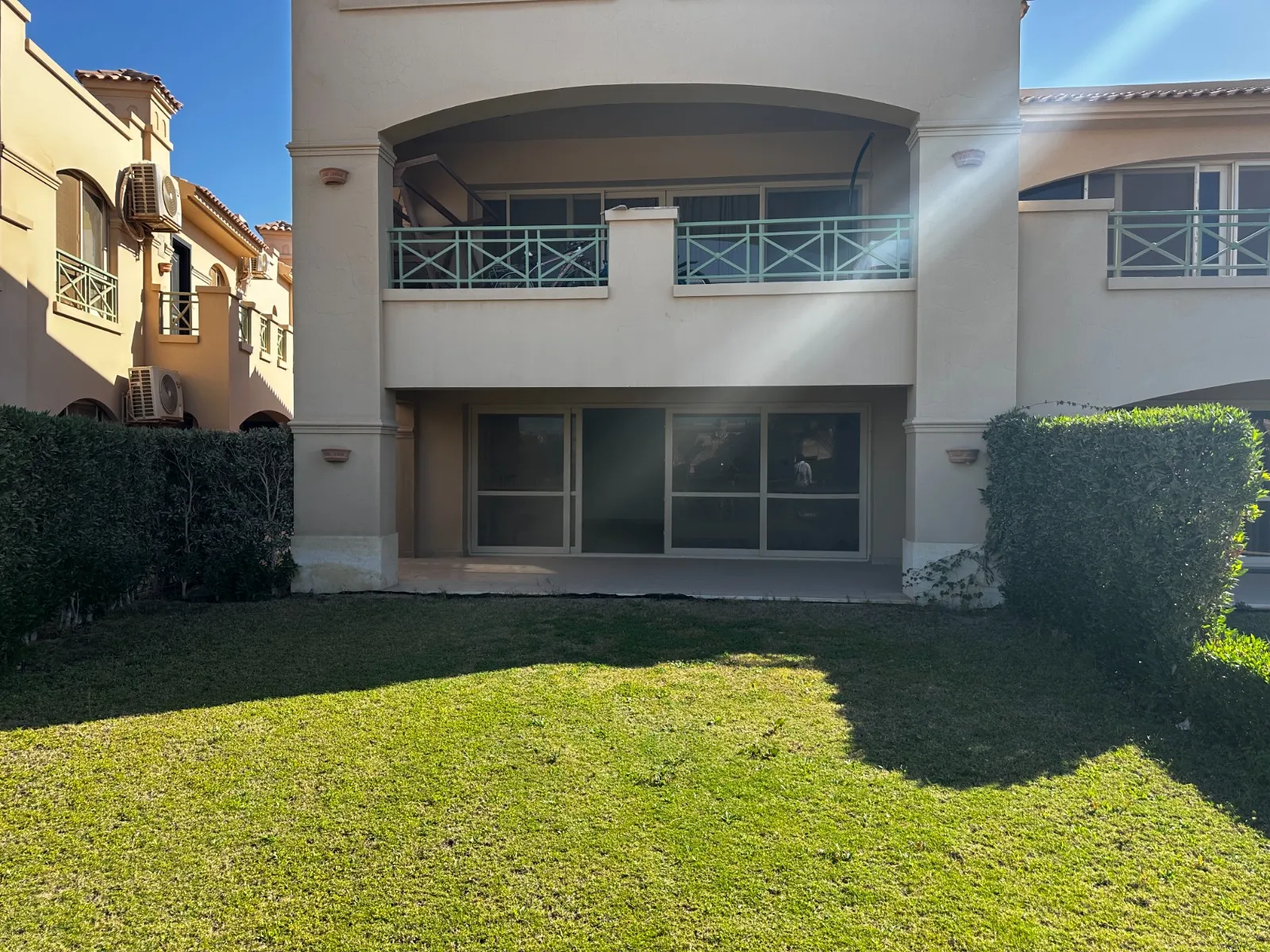 شاليه للبيع في لافيستا جاردنز في العين السخنة بمساحة 180 م² تتكون من 3 غرف