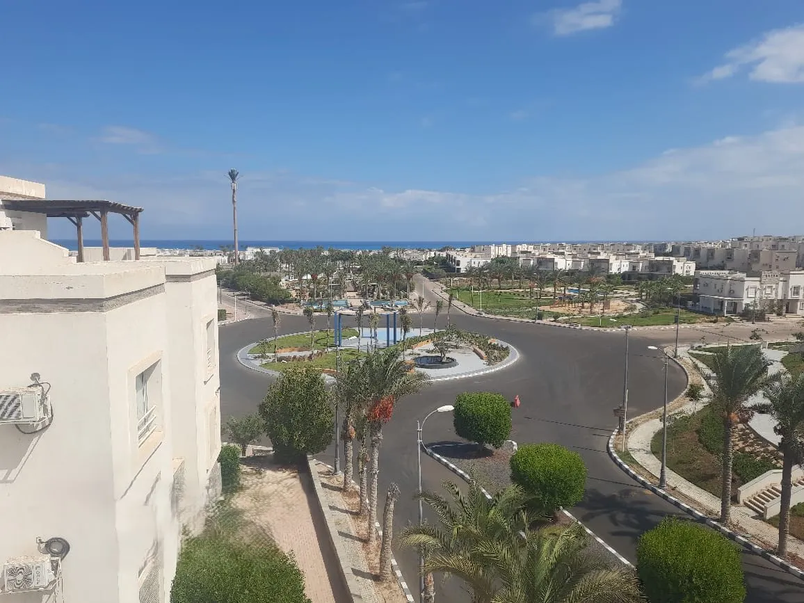 شاليه للبيع في أمواج في سيدي عبد الرحمن بمساحة 150 م² تتكون من 3 غرف