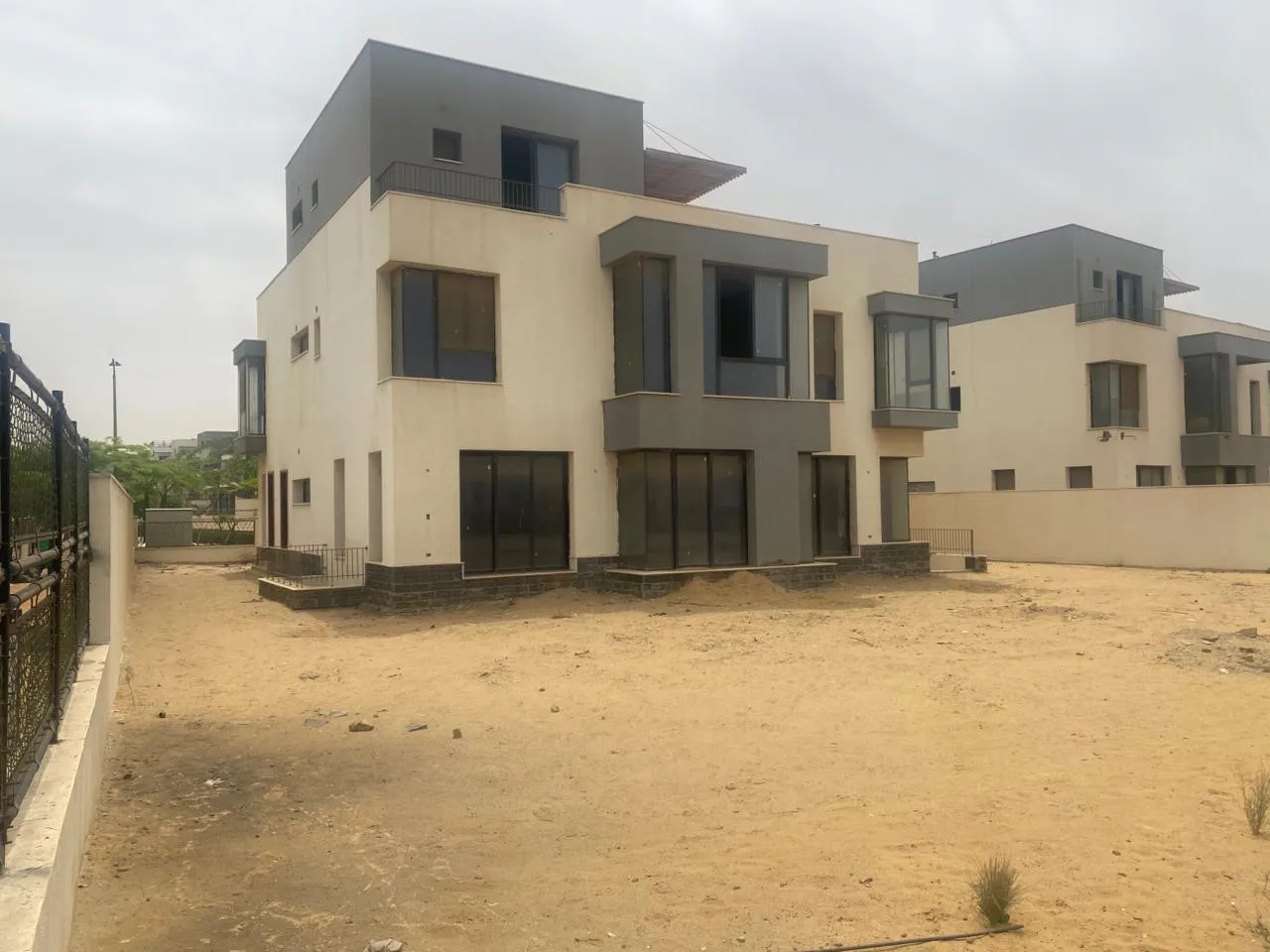 فيلا للبيع في فيليت في جولدن سكوير بمساحة 645 م² تتكون من 6 غرف