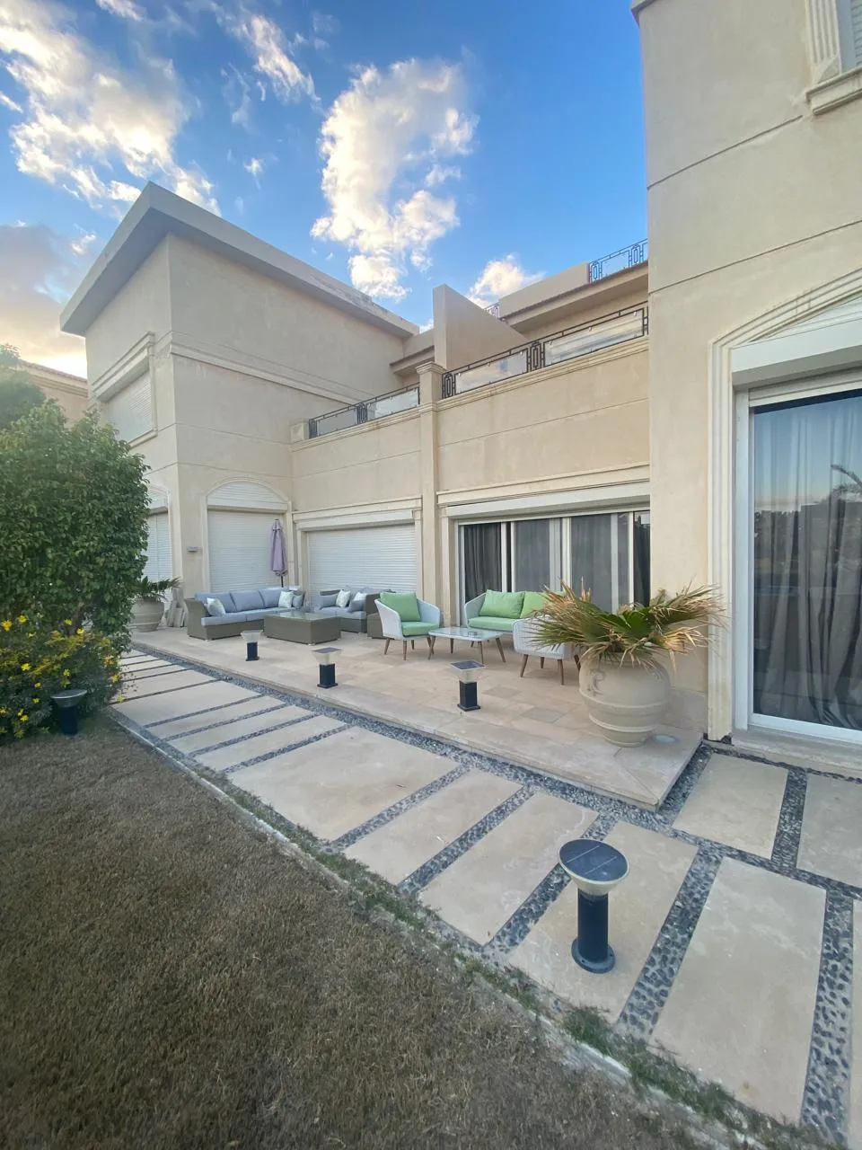 فيلا للبيع في القطامية ديونز في القاهرة الجديدة بمساحة 1200 م² تتكون من 9 غرف