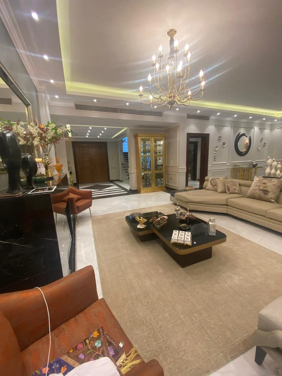 فيلا للبيع في القطامية ديونز في القاهرة الجديدة بمساحة 1200 م² تتكون من 9 غرف