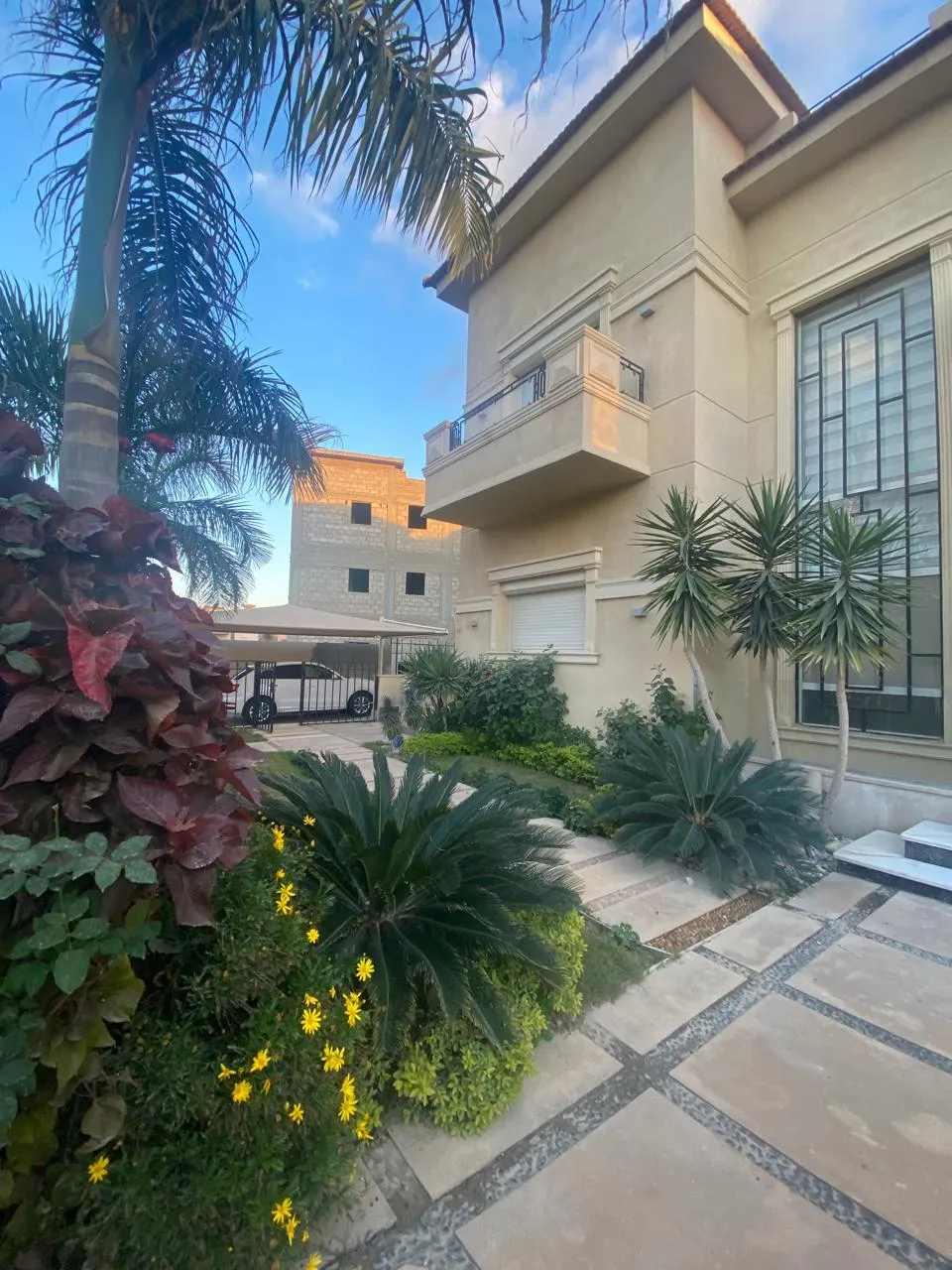 فيلا للبيع في القطامية ديونز في القاهرة الجديدة بمساحة 1200 م² تتكون من 9 غرف