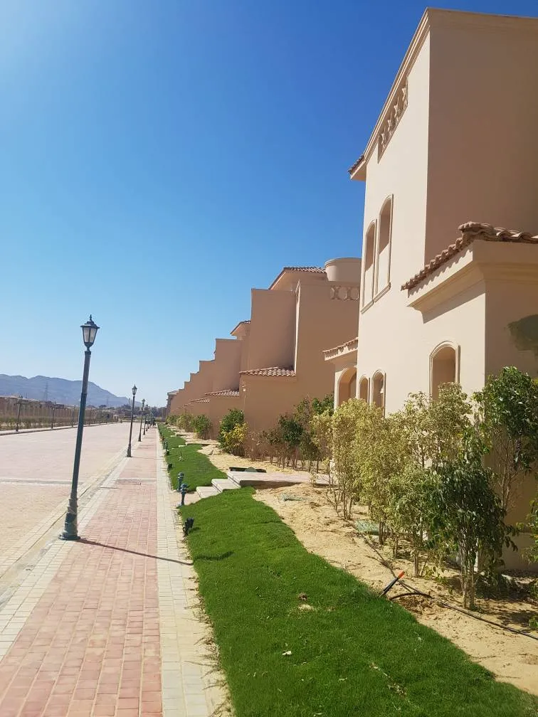 فيلا للبيع في لافيستا جاردنز في العين السخنة بمساحة 400 م² تتكون من 5 غرف