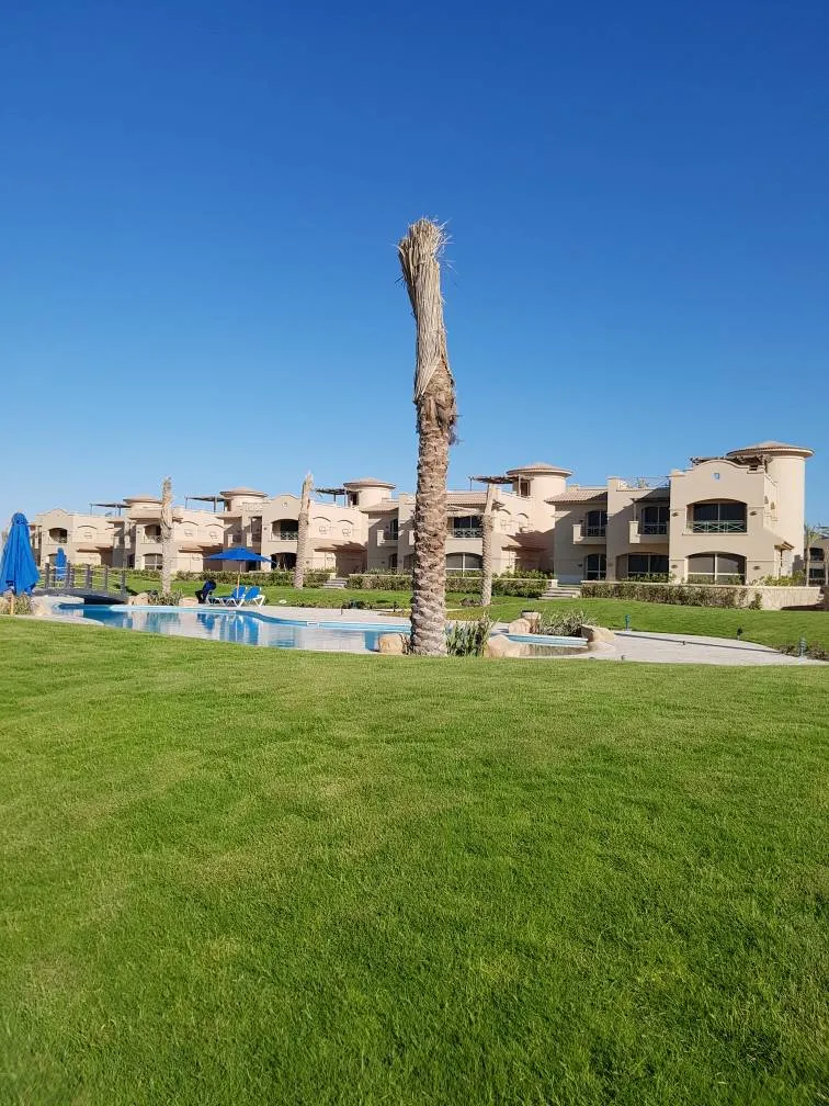 فيلا للبيع في لافيستا جاردنز في العين السخنة بمساحة 400 م² تتكون من 5 غرف