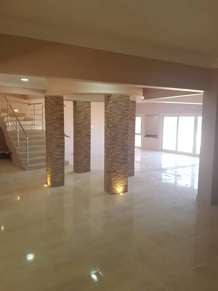 فيلا للبيع في لافيستا جاردنز في العين السخنة بمساحة 400 م² تتكون من 5 غرف