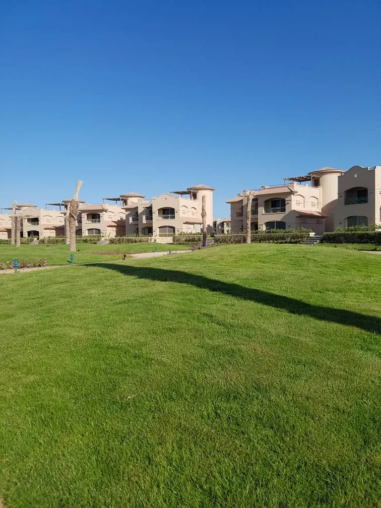 فيلا للبيع في لافيستا جاردنز في العين السخنة بمساحة 400 م² تتكون من 5 غرف