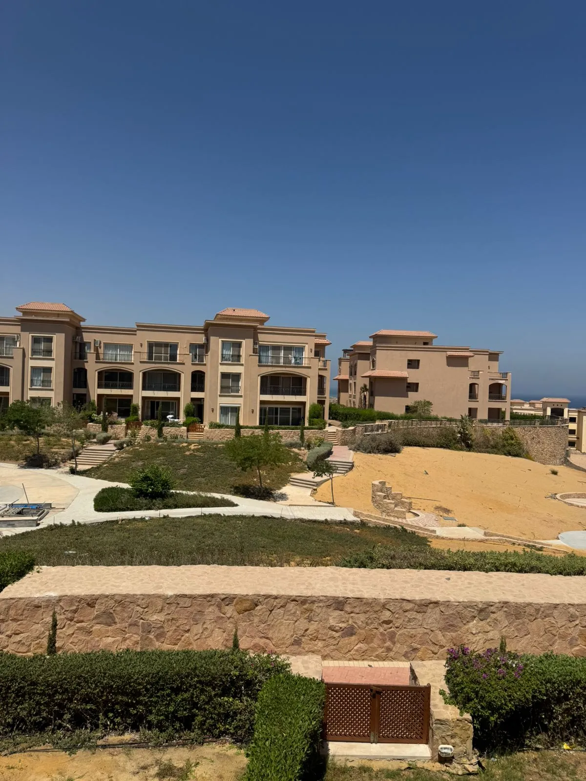 شاليه للبيع في لاجونا باي في العين السخنة بمساحة 160 م² تتكون من 3 غرف