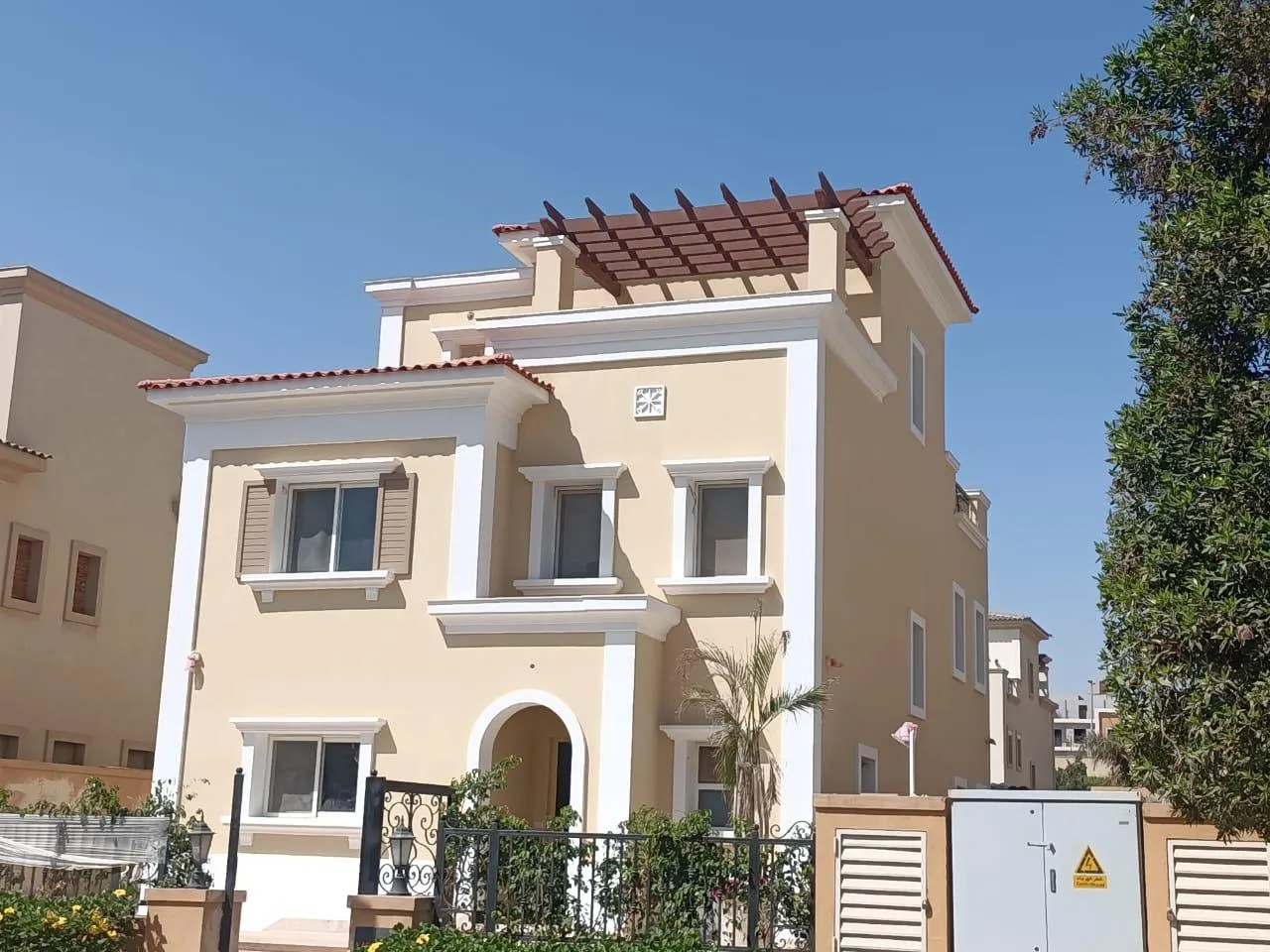 فيلا للبيع في ميفيدا في القاهرة الجديدة بمساحة 331 م² تتكون من 3 غرف