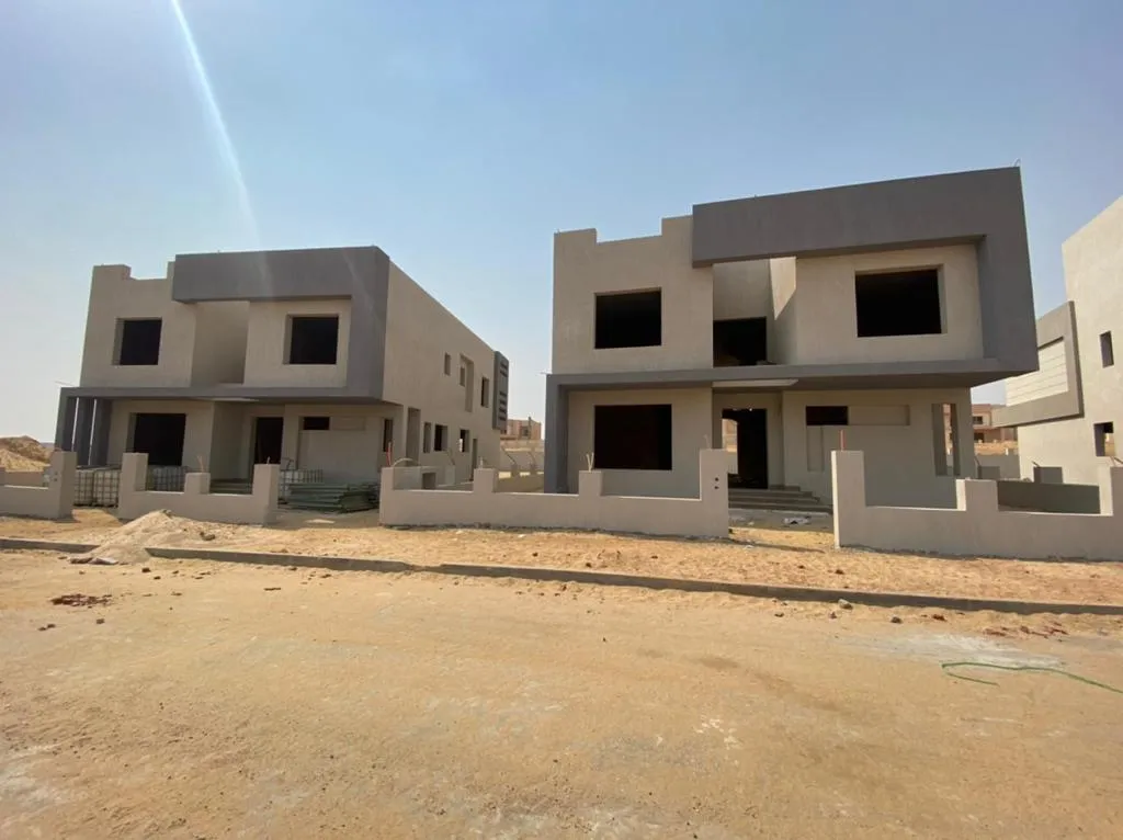 فيلا للبيع في جراند هايتس في مدينة السادس من أكتوبر بمساحة 580 م² تتكون من 6 غرف