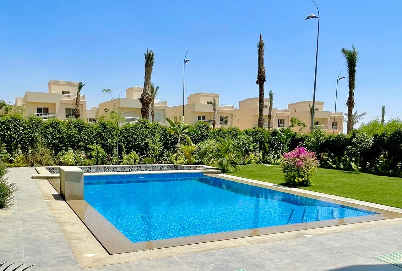 فيلا للبيع في جراند هايتس في مدينة السادس من أكتوبر بمساحة 580 م² تتكون من 6 غرف