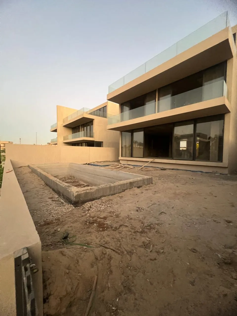 فيلا للبيع في ليك فيو بوتيك في القاهرة الجديدة بمساحة 652 م² تتكون من 5 غرف