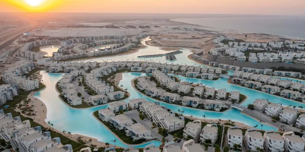 تاون هاوس للبيع في فوكا باي في رأس الحكمة بمساحة 140 م² تتكون من 3 غرف