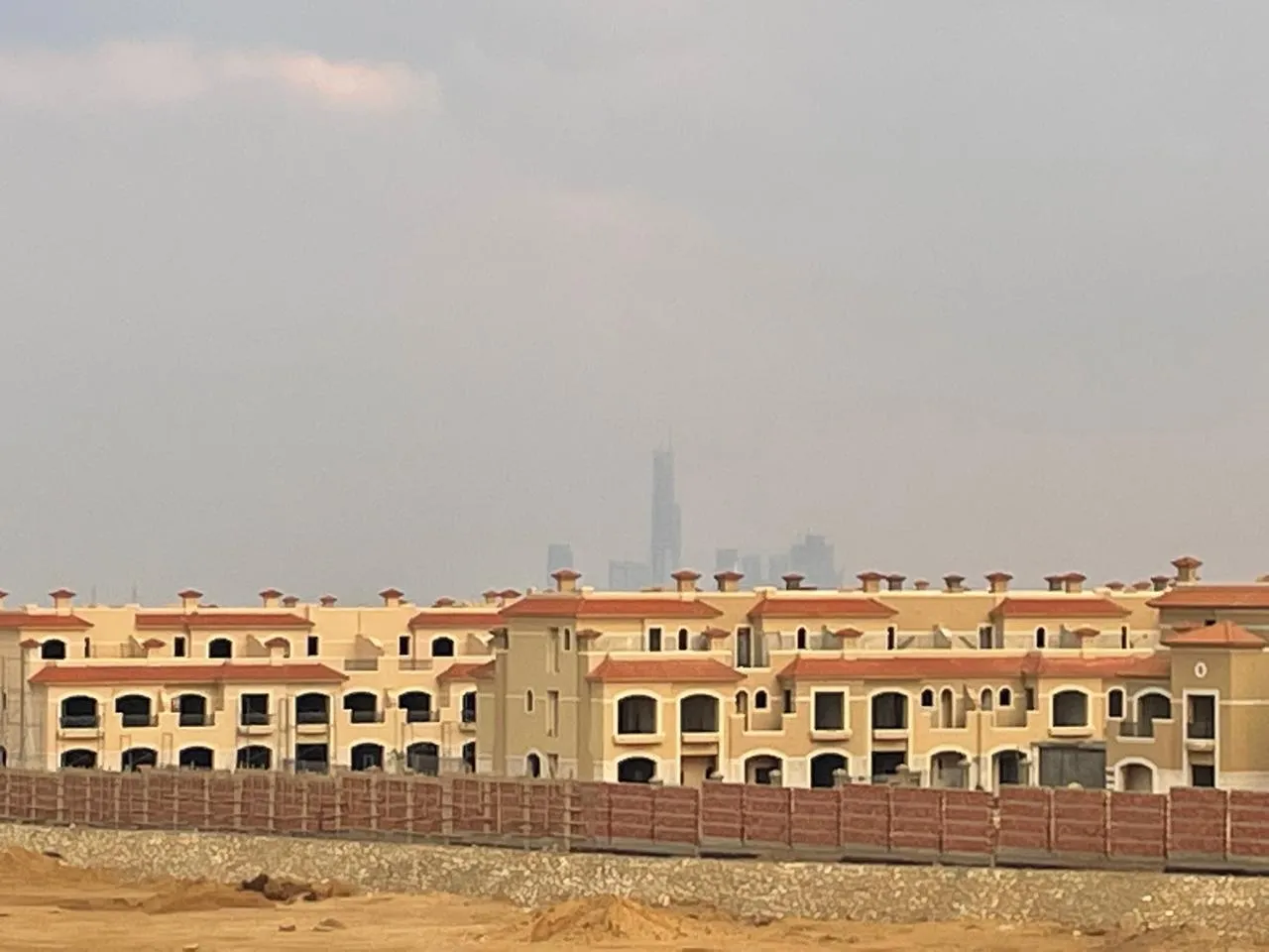 تاون هاوس للبيع في لا فيستا سيتي في العاصمة الإدارية الجديدة بمساحة 230 م² تتكون من 3 غرف