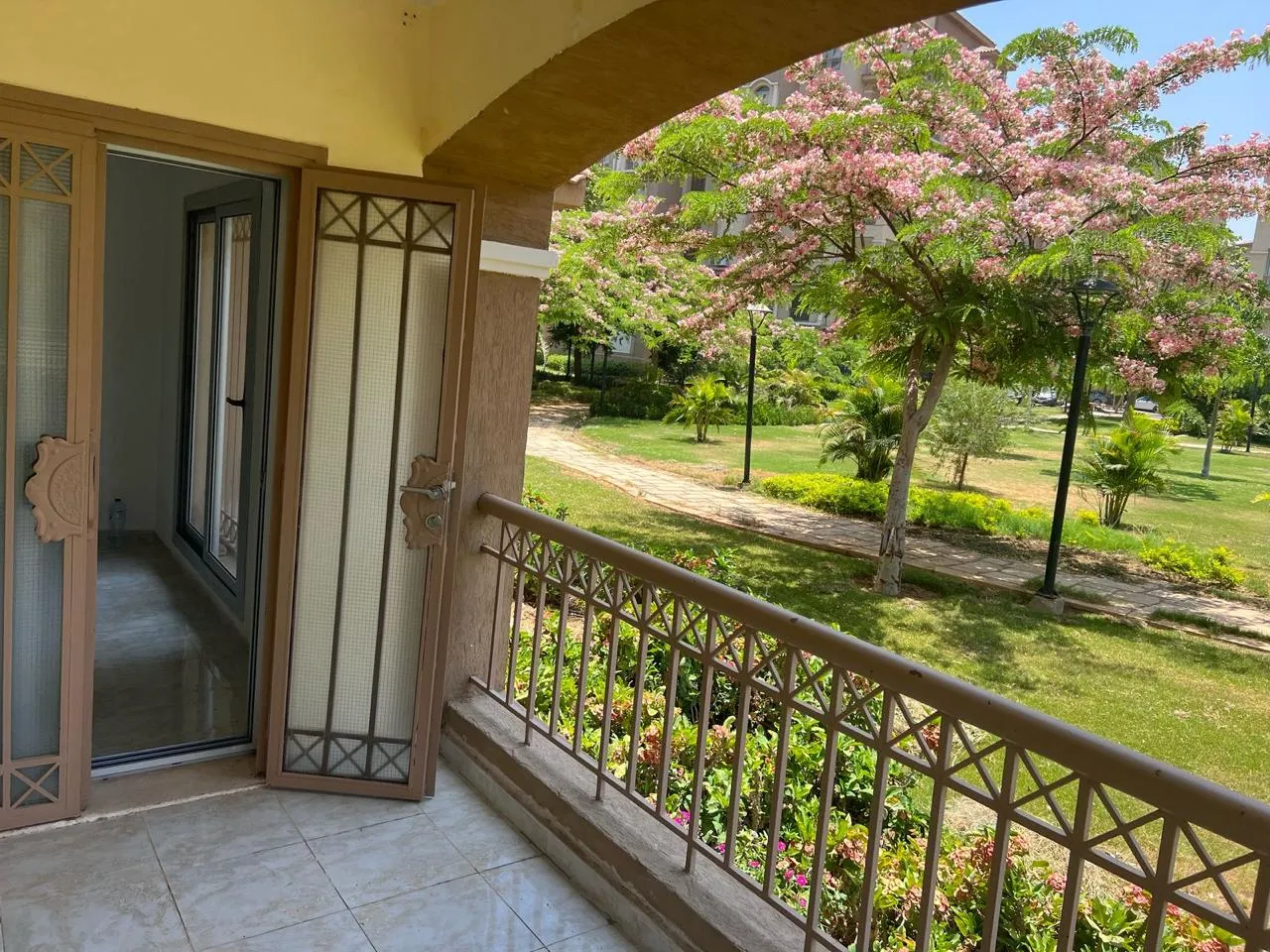 شقة للبيع في مدينتي في مدينتي بمساحة 98 م² تتكون من 2 غرف