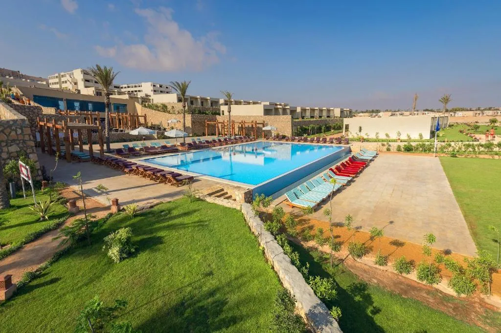 تاون هاوس للبيع في سيزر باي  في الساحل الشمالي بمساحة 182 م² تتكون من 4 غرف