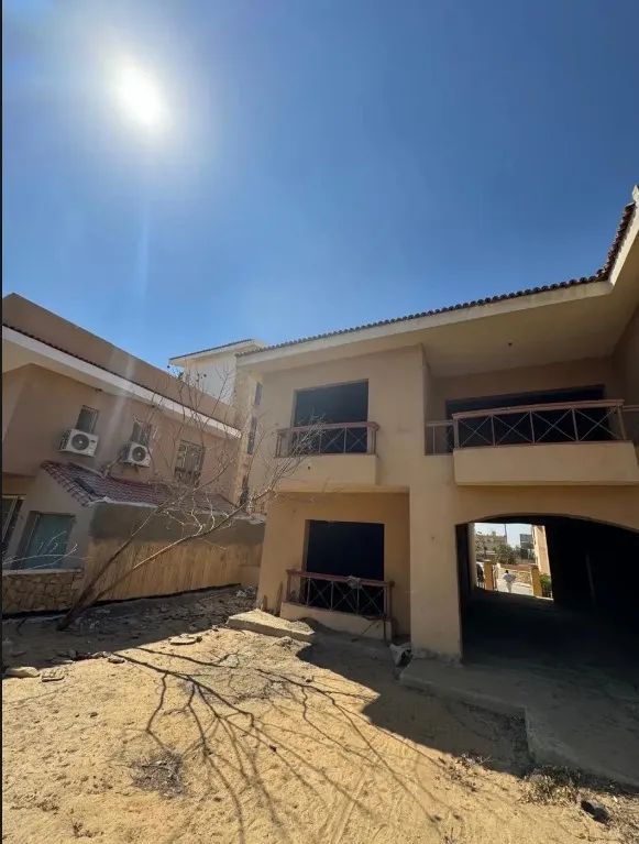 فيلا للبيع في ريفر والك في القاهرة الجديدة بمساحة 735 م² تتكون من 4 غرف