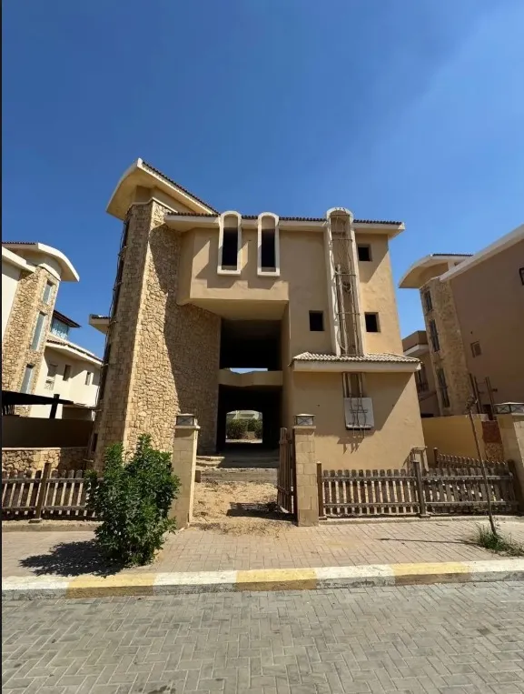 فيلا للبيع في ريفر والك في القاهرة الجديدة بمساحة 735 م² تتكون من 4 غرف