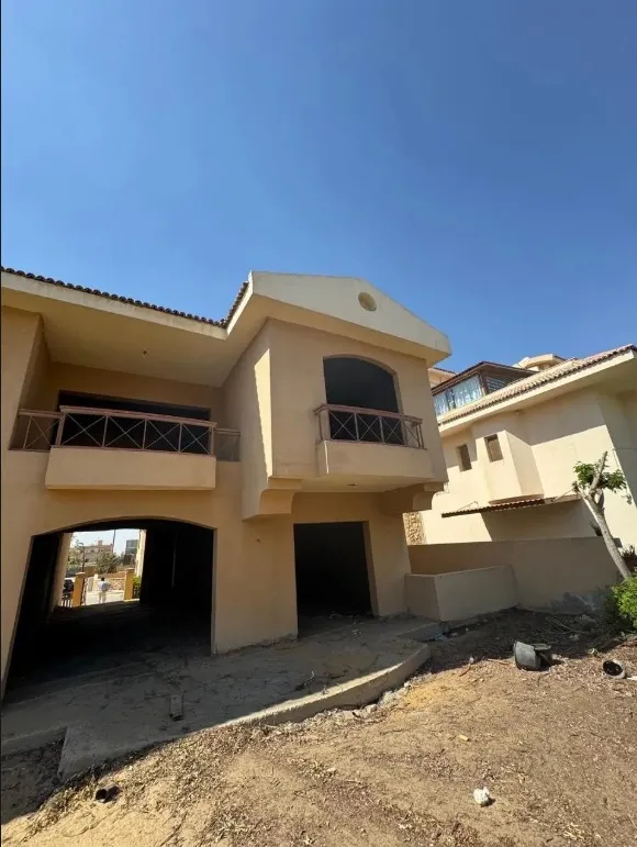 فيلا للبيع في ريفر والك في القاهرة الجديدة بمساحة 735 م² تتكون من 4 غرف