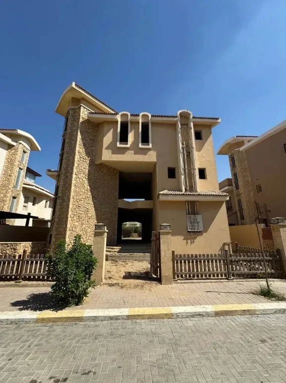 فيلا للبيع في ريفر والك في القاهرة الجديدة بمساحة 735 م² تتكون من 4 غرف