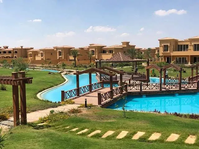 تاون هاوس للبيع في رويال ميدوز الشيخ زايد في الشيخ زايد بمساحة 250 م² تتكون من 5 غرف