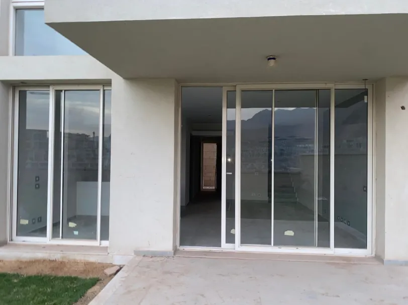 تاون هاوس للبيع في المونت الجلالة في العين السخنة بمساحة 175 م² تتكون من 4 غرف