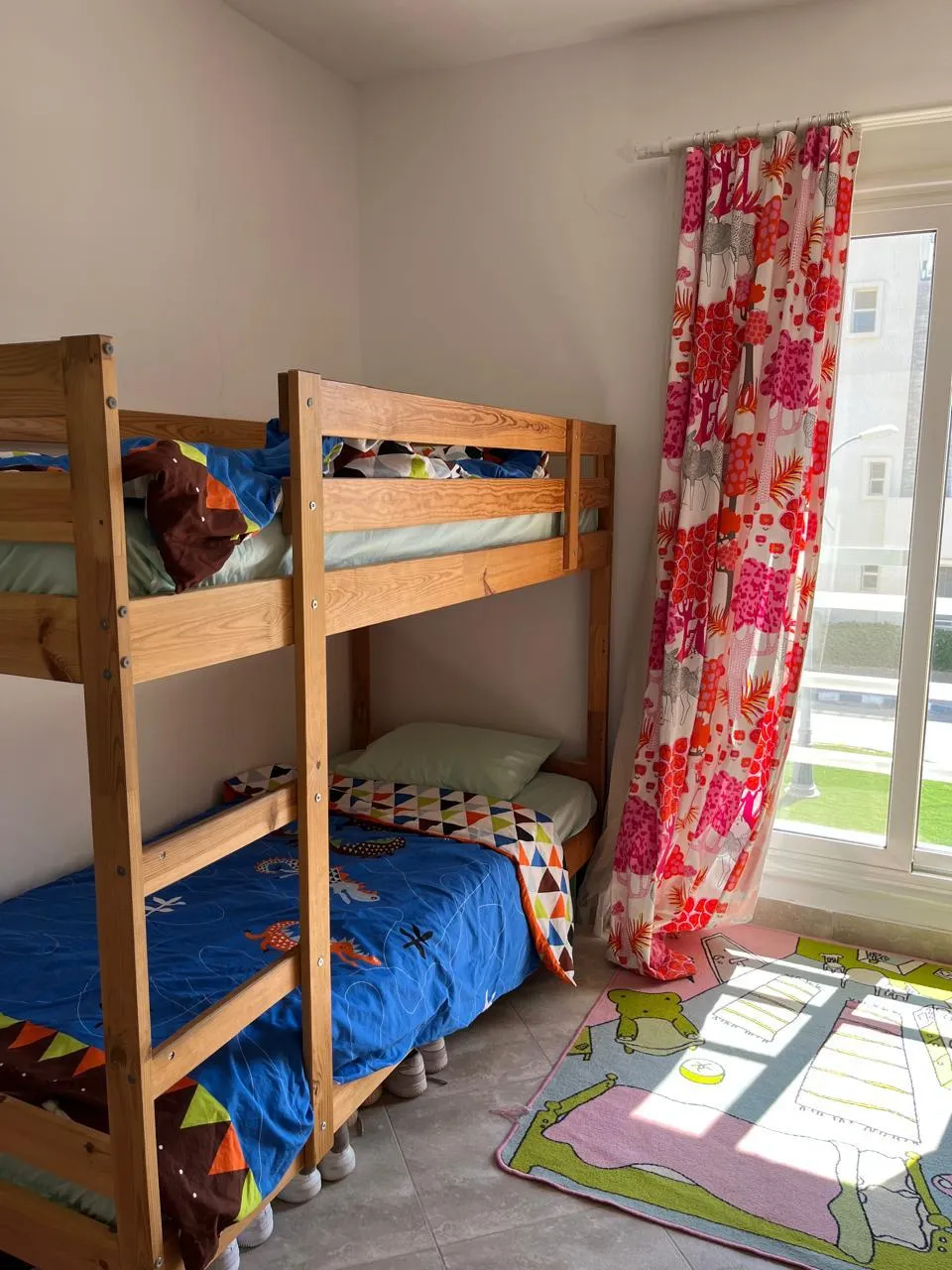 شاليه للبيع في أمواج في سيدي عبد الرحمن بمساحة 170 م² تتكون من 3 غرف