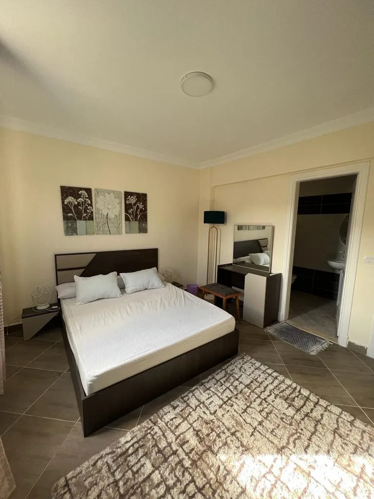 شاليه للبيع في مرسيليا بيتش 4 في الساحل الشمالي بمساحة 125 م² تتكون من 3 غرف