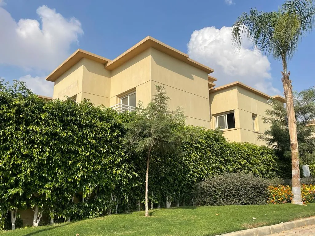 فيلا للبيع في جدار في مدينة السادس من أكتوبر بمساحة 313 م² تتكون من 4 غرف