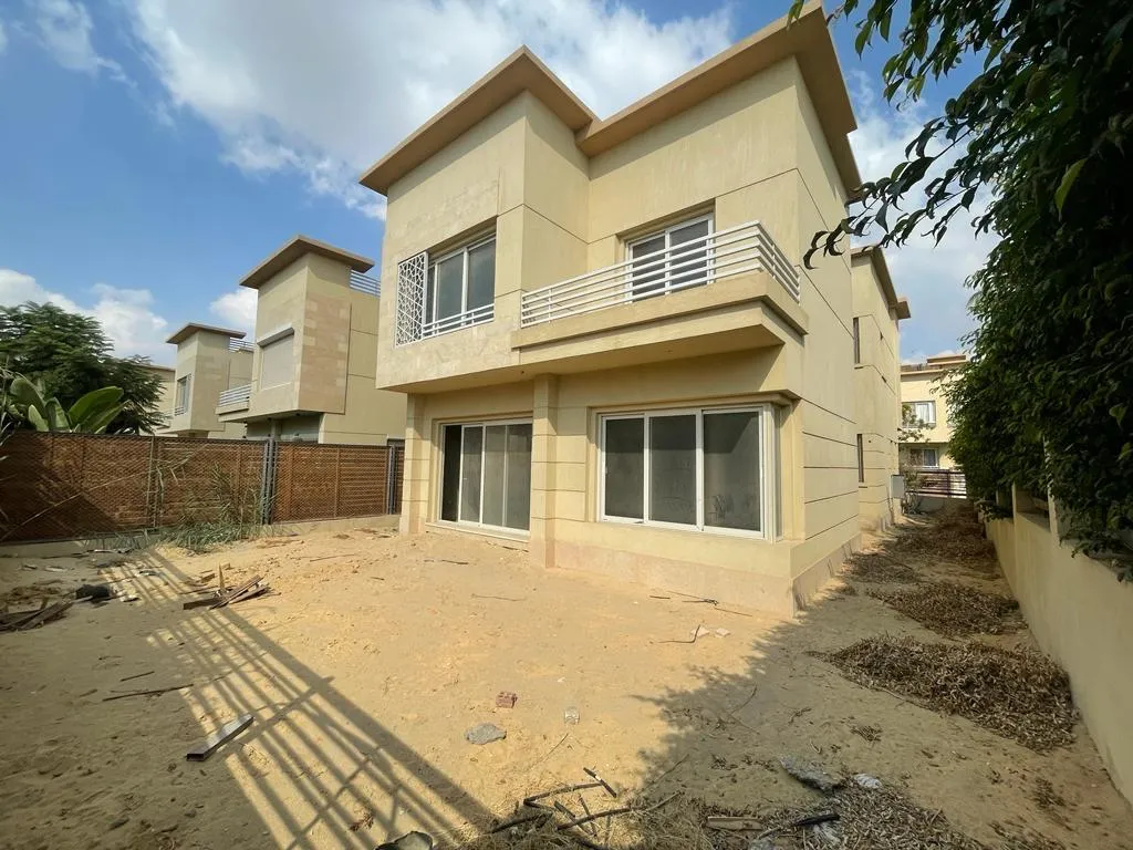 فيلا للبيع في جدار في مدينة السادس من أكتوبر بمساحة 313 م² تتكون من 4 غرف