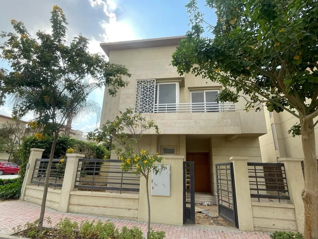 فيلا للبيع في جدار في مدينة السادس من أكتوبر بمساحة 313 م² تتكون من 4 غرف