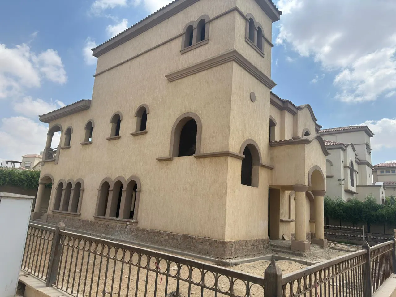 Villa for sale in El Rehab in New Cairo of 360 m² with 4 bedrooms