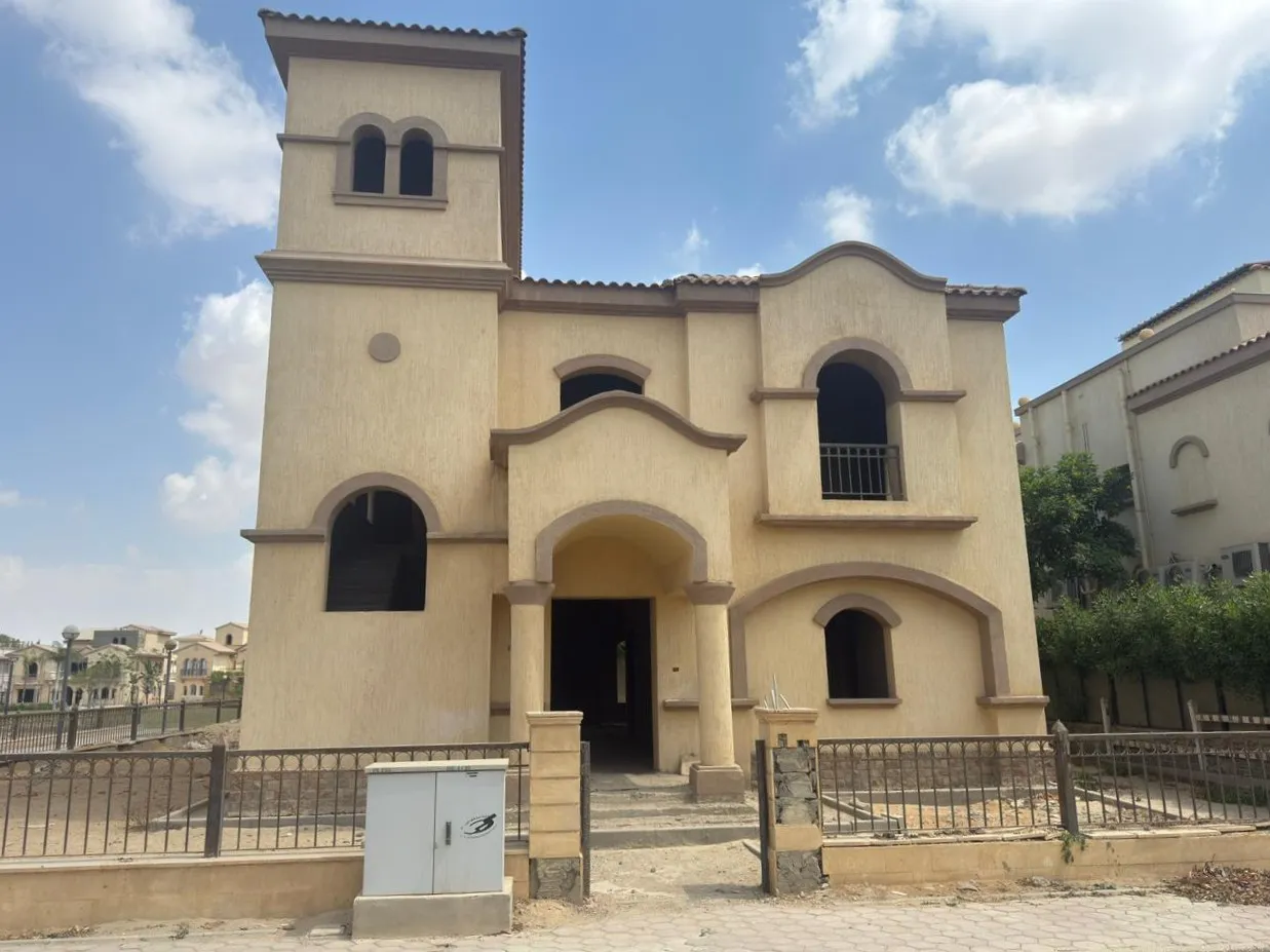 Villa for sale in El Rehab in New Cairo of 360 m² with 4 bedrooms