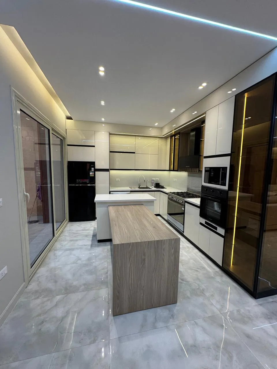 توين هاوس للبيع في مارينا 5 في الساحل الشمالي بمساحة 320 م² تتكون من 5 غرف