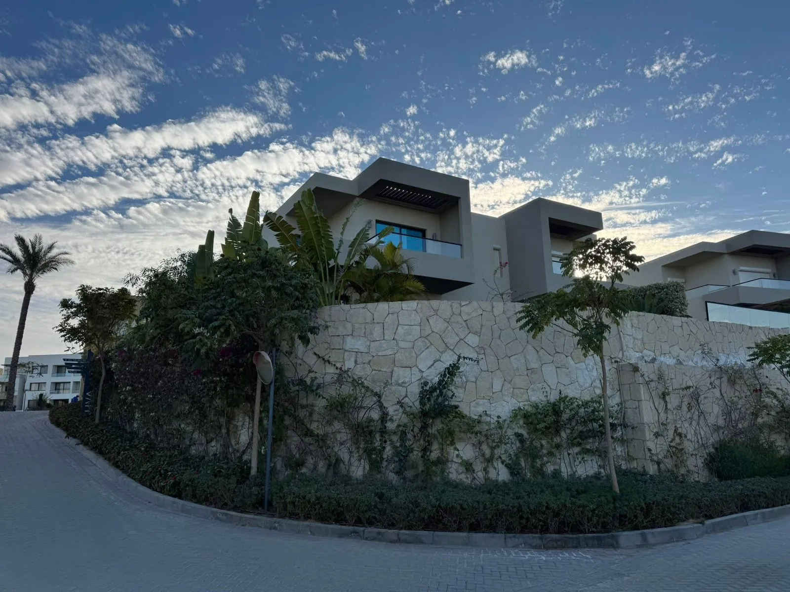  للبيع في أزها في  بمساحة 0 م² تتكون من 0 غرف